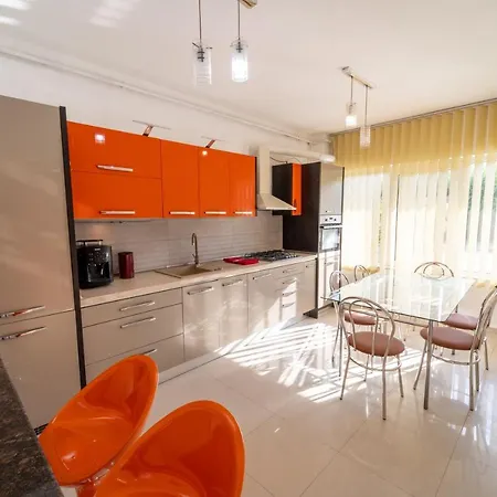Villa 5* House With View. 4 Parking Places